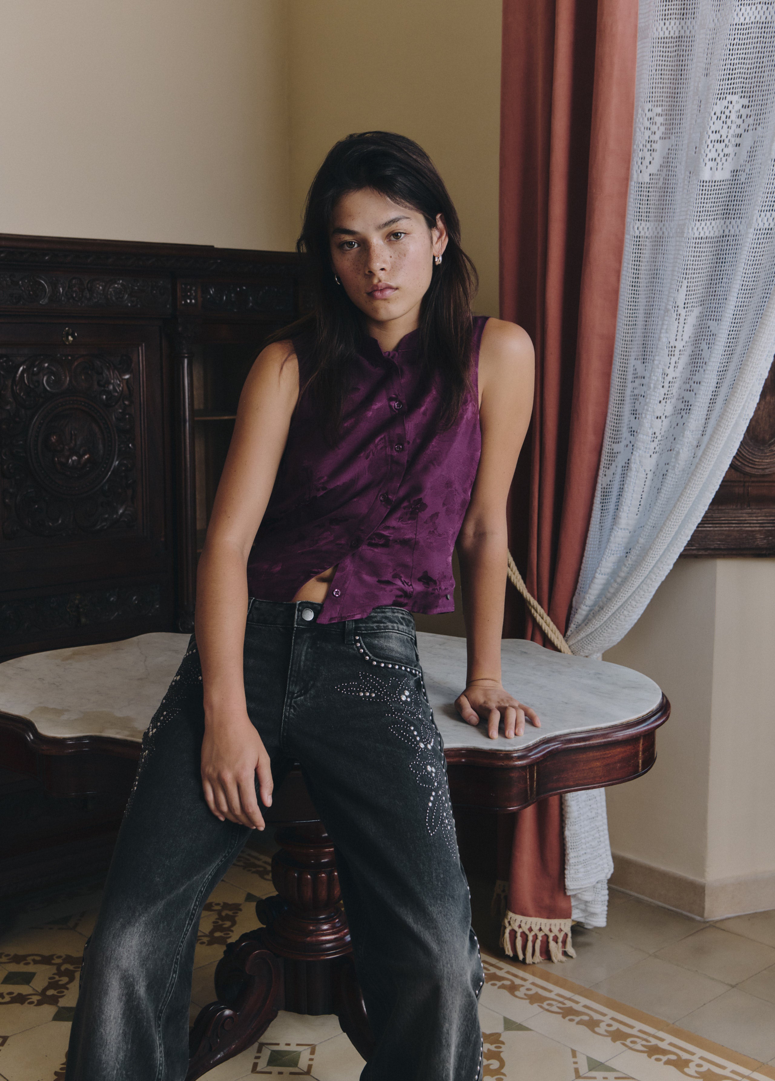 Low-rise jeans with floral studs