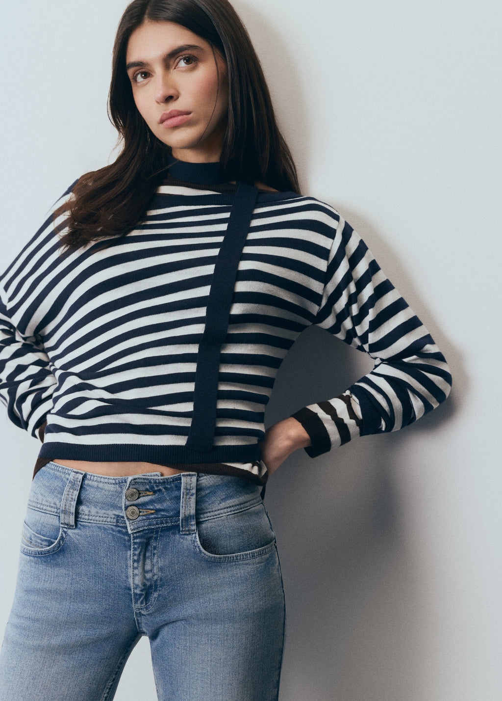 Pull asymétrique rayures col choker