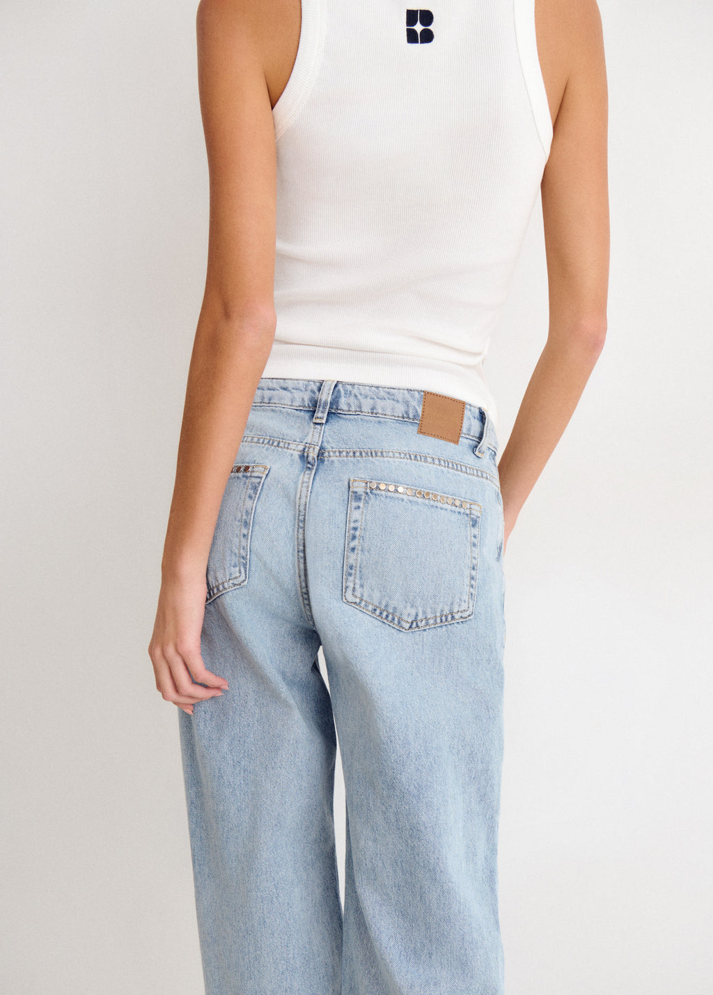Relaxed-Jeans mit Nieten und umgeschlagenem Saum