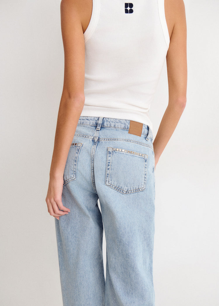 Jeans relaxed tachuelas y bajo desdoblado