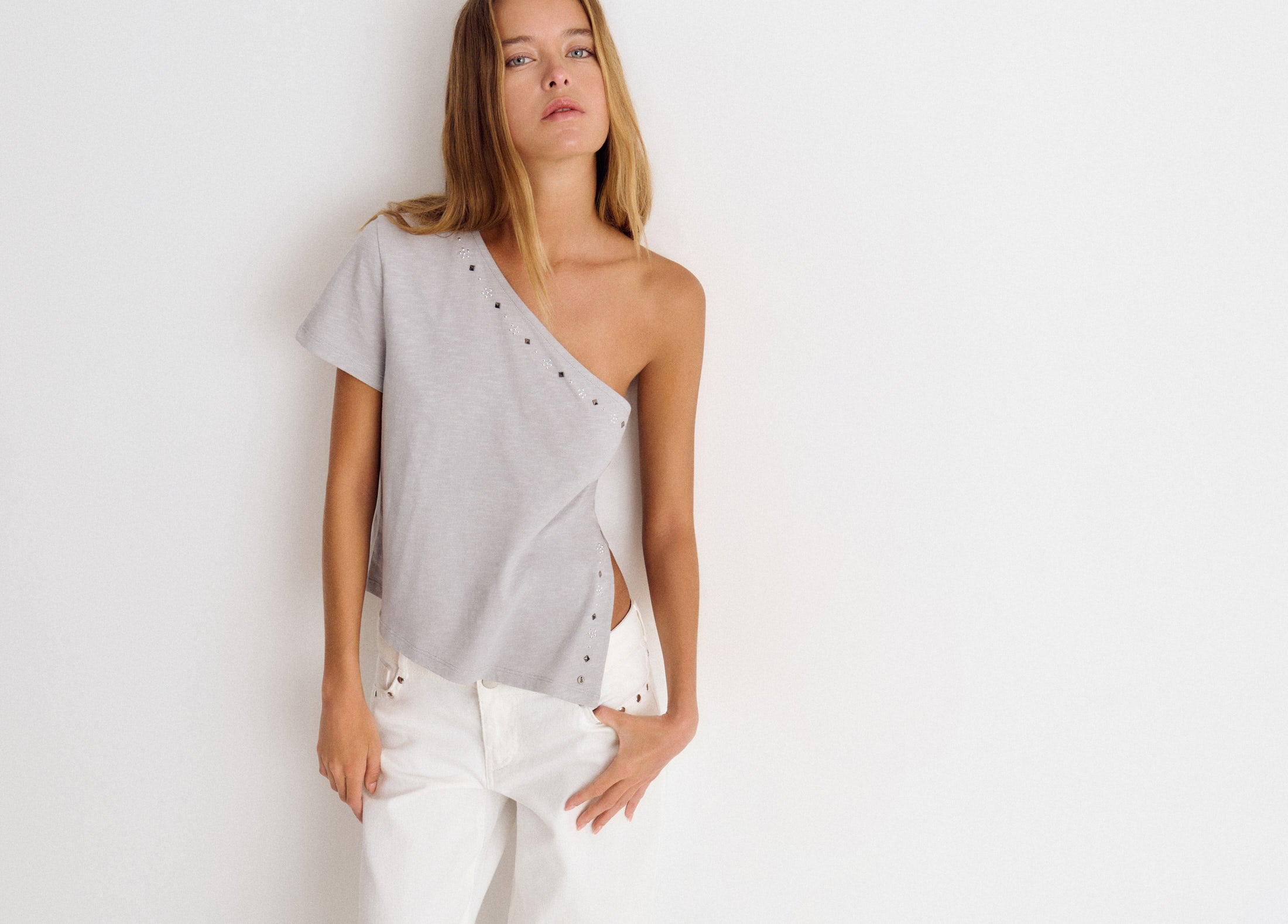 Camiseta asimetrica flor tacha