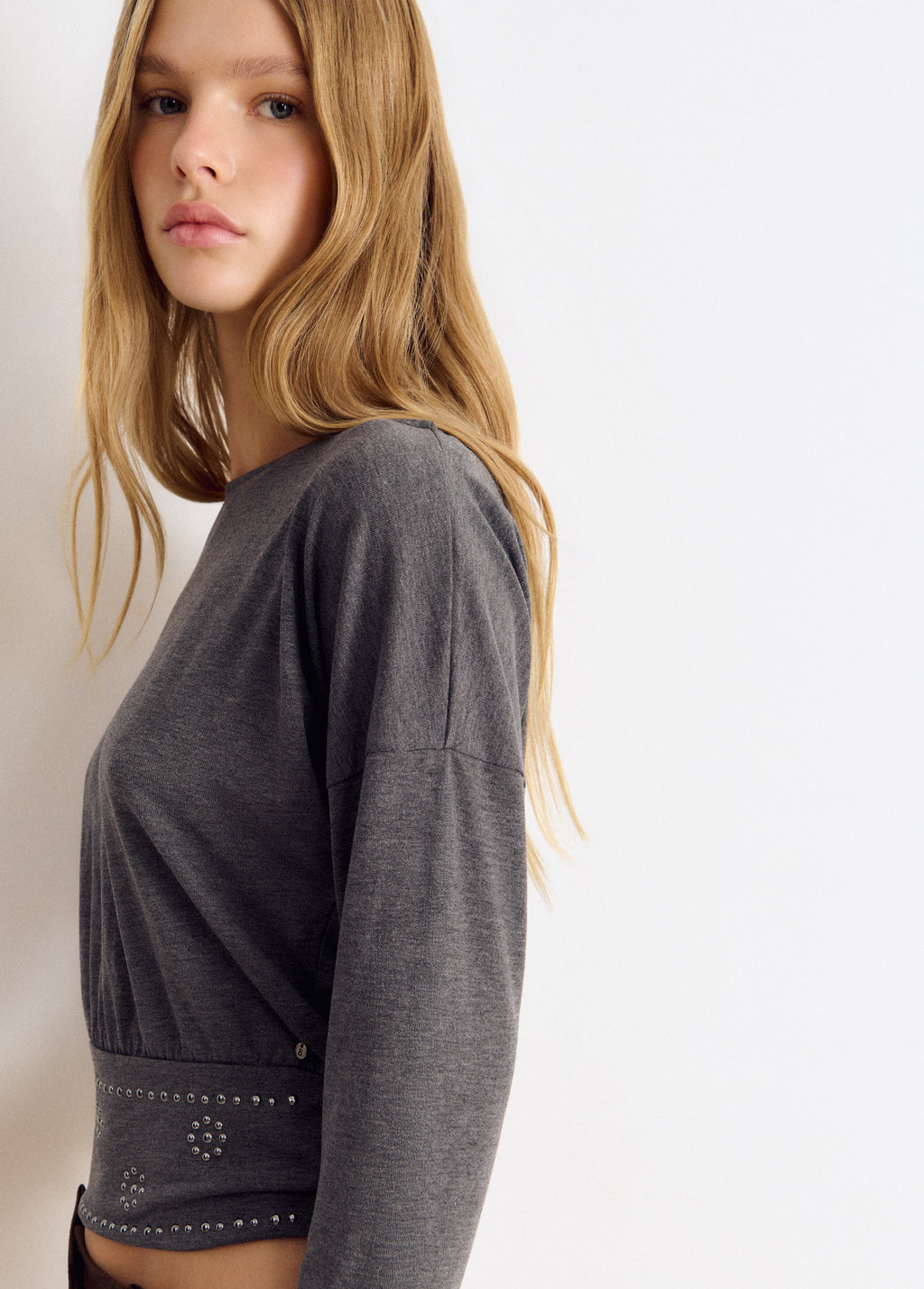 Wide elastic band T-shirt with studs