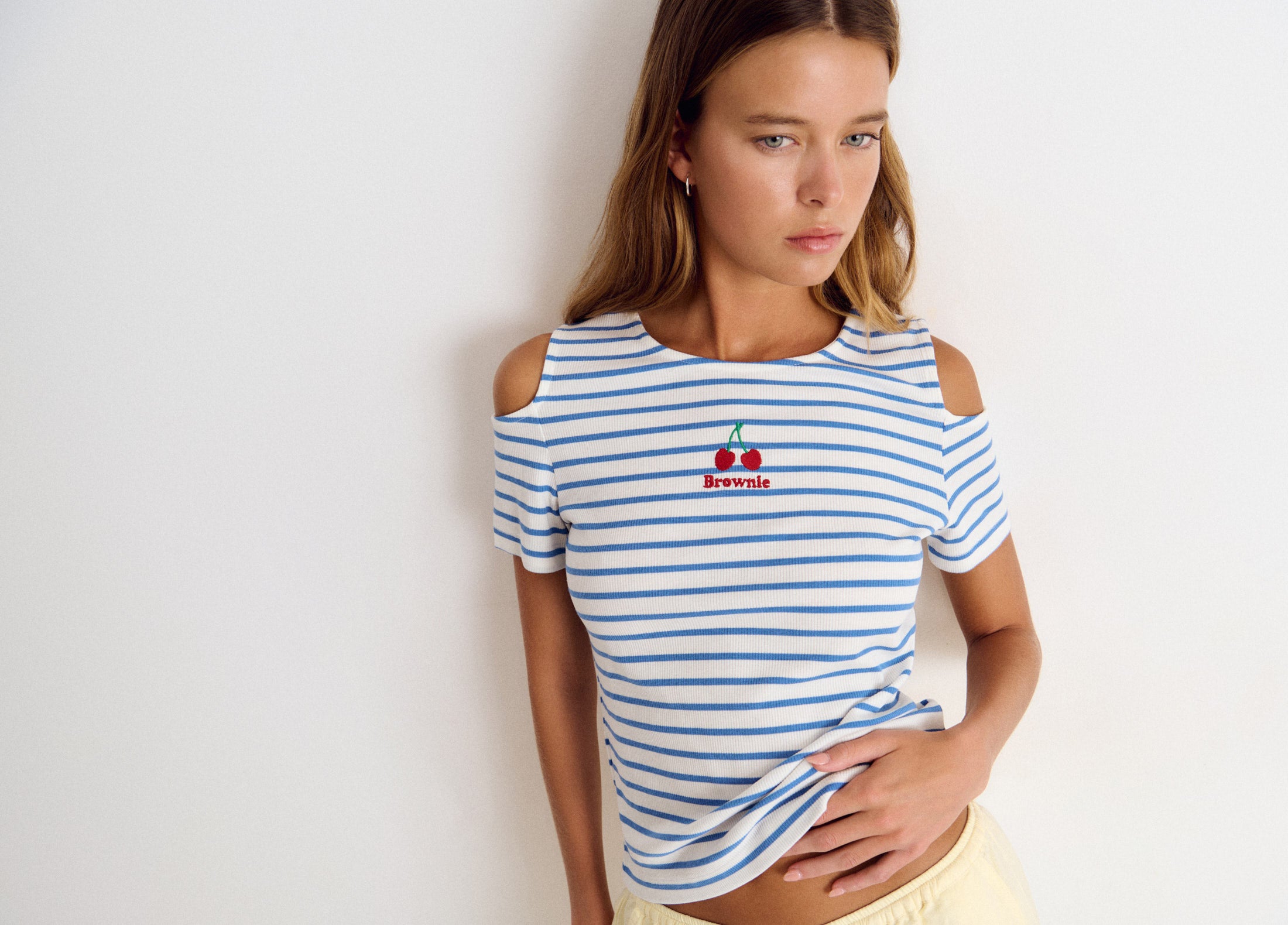 Camiseta cut-out hombro