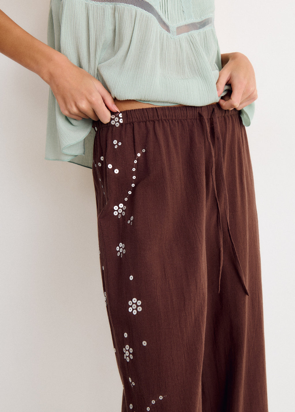 Pantalón fluido detalle lentejuelas lateral