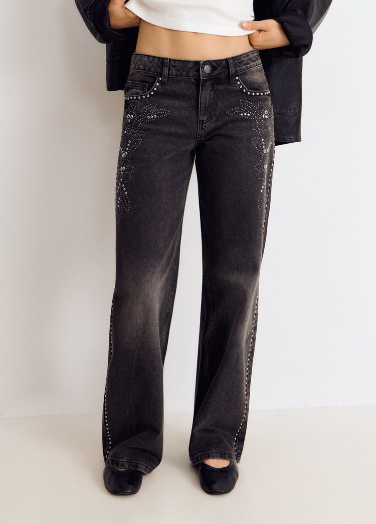 Low-Rise-Jeans mit Blumen-Nieten