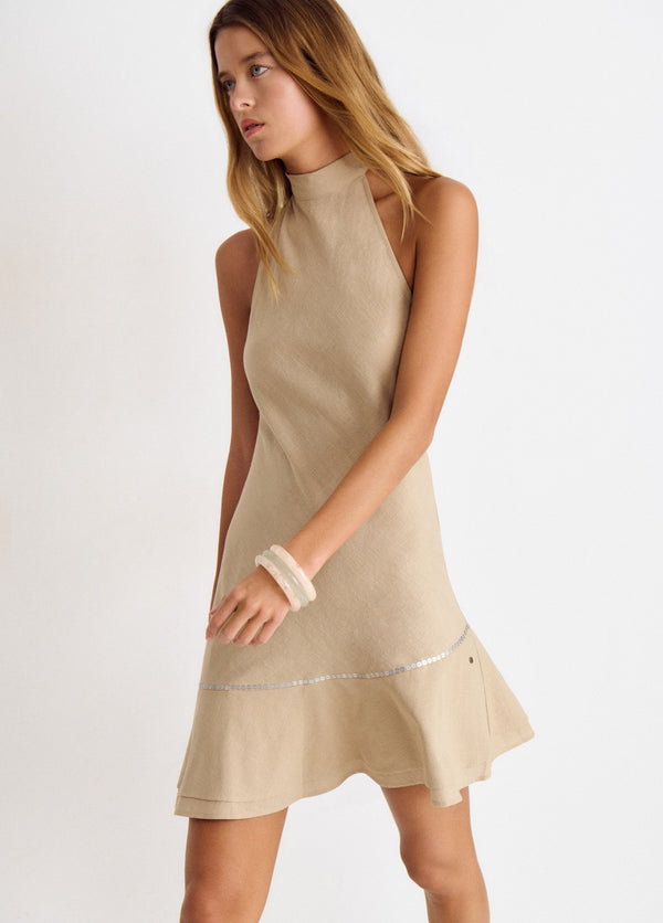 Vestido corto bajo asimetrico cuello drapeado
