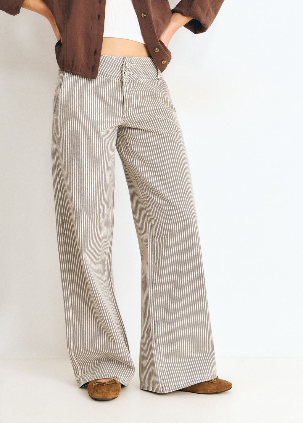 Pantalón de rayas finas en gris con corte amplio y bajo, visto de frente