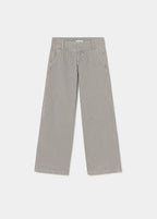 Pantalón de rayas finas en gris con corte amplio y caída fluida