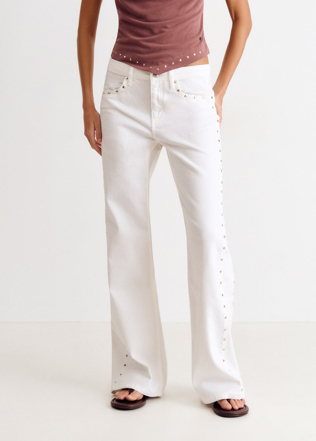 Pantalón pieza lateral tachuelas