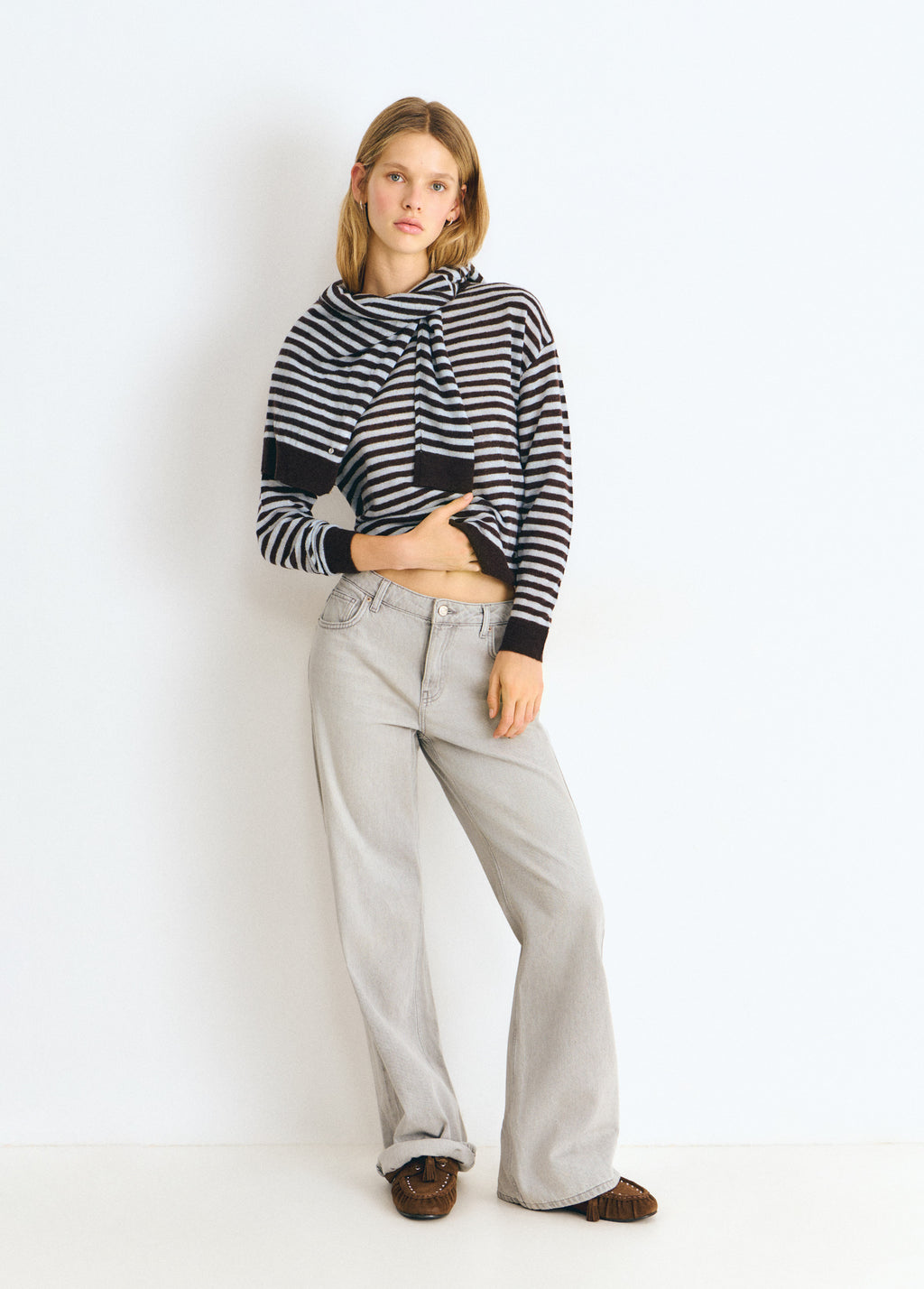 Jeans gris de corte recto y largo completo vistos de frente