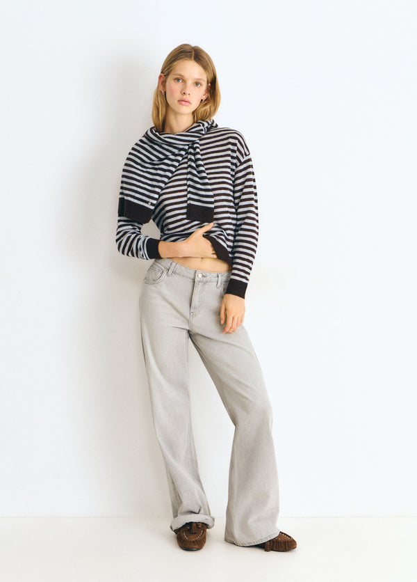 Jeans gris de corte recto y largo completo vistos de frente