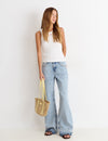 Relaxed-Jeans mit Nieten und umgeschlagenem Saum