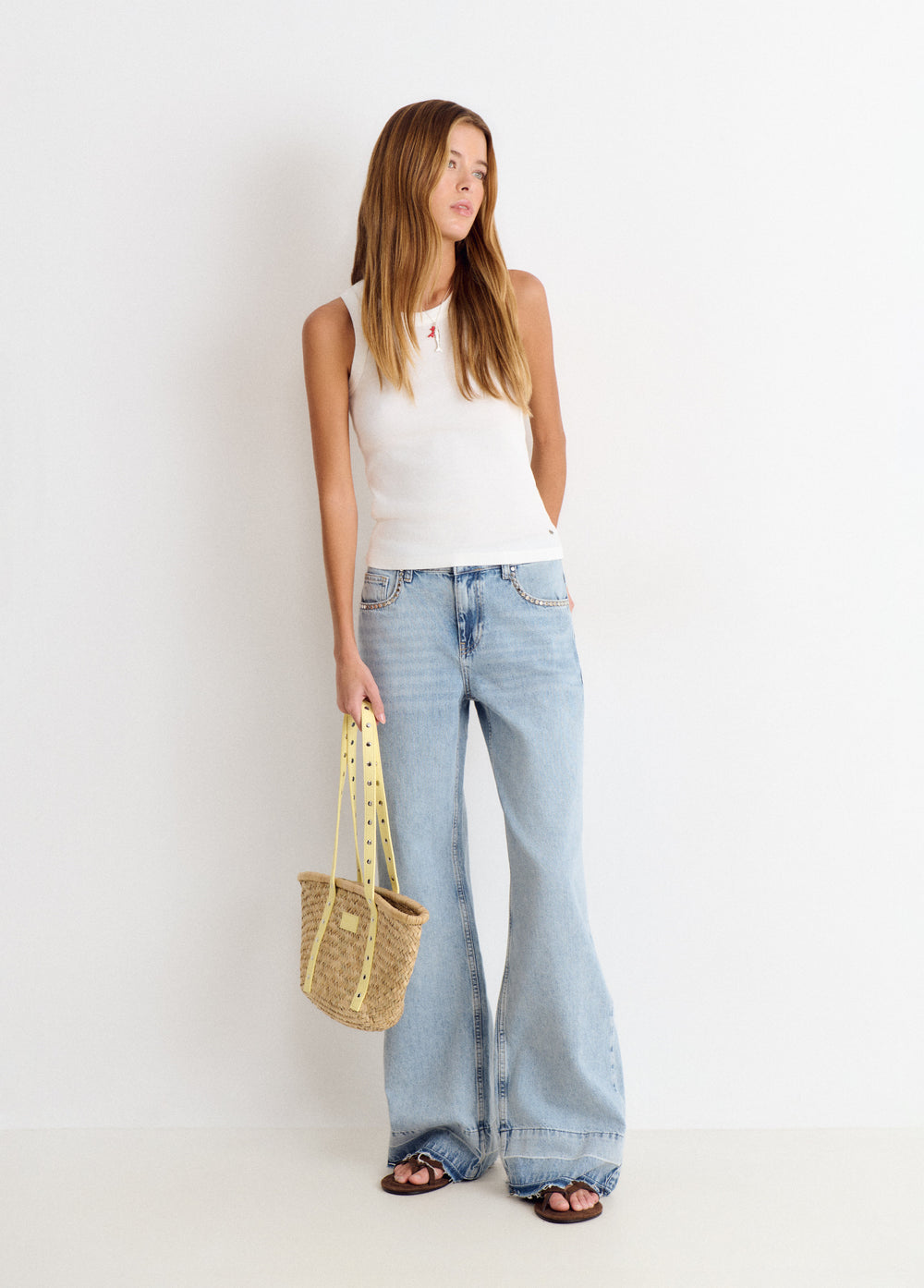 Jeans relaxed tachuelas y bajo desdoblado