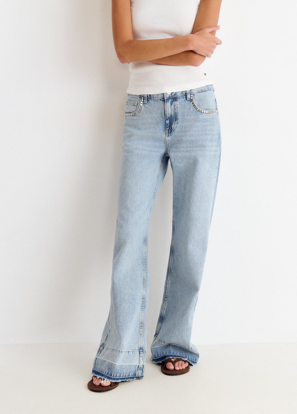 Jeans relaxed clous et ourlet retourné