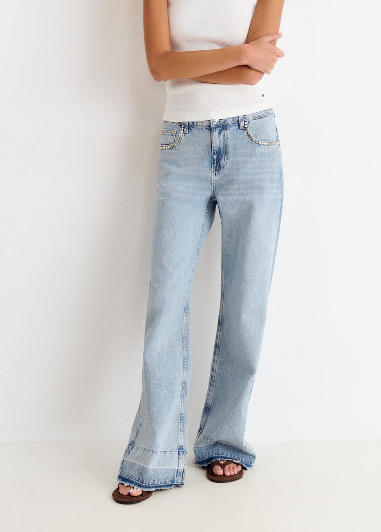 Jeans relaxed tachuelas y bajo desdoblado