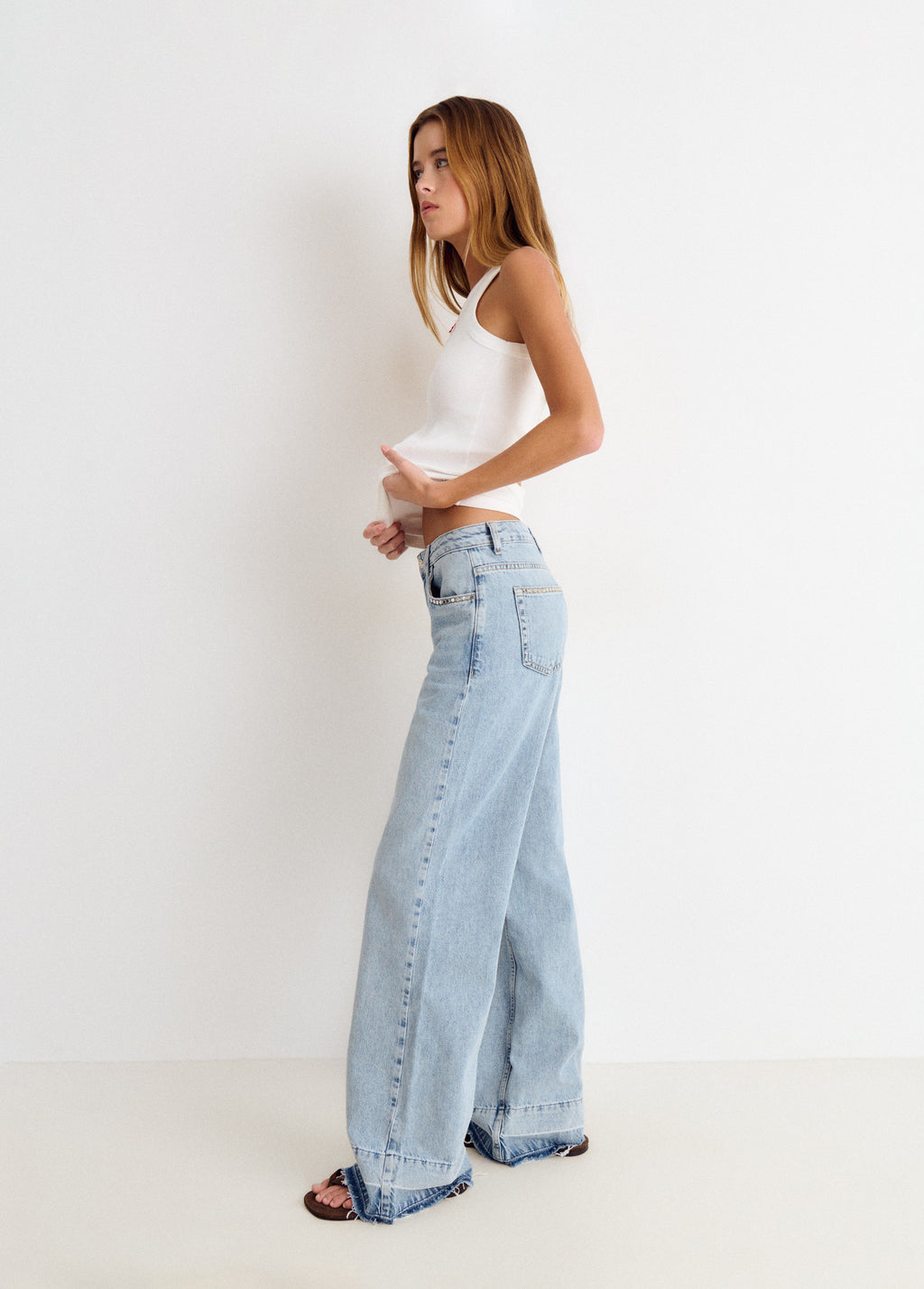 Relaxed-Jeans mit Nieten und umgeschlagenem Saum
