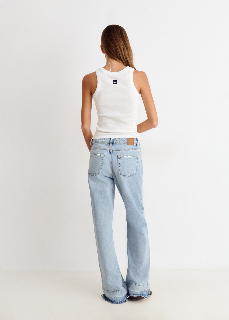 Jeans relaxed tachuelas y bajo desdoblado