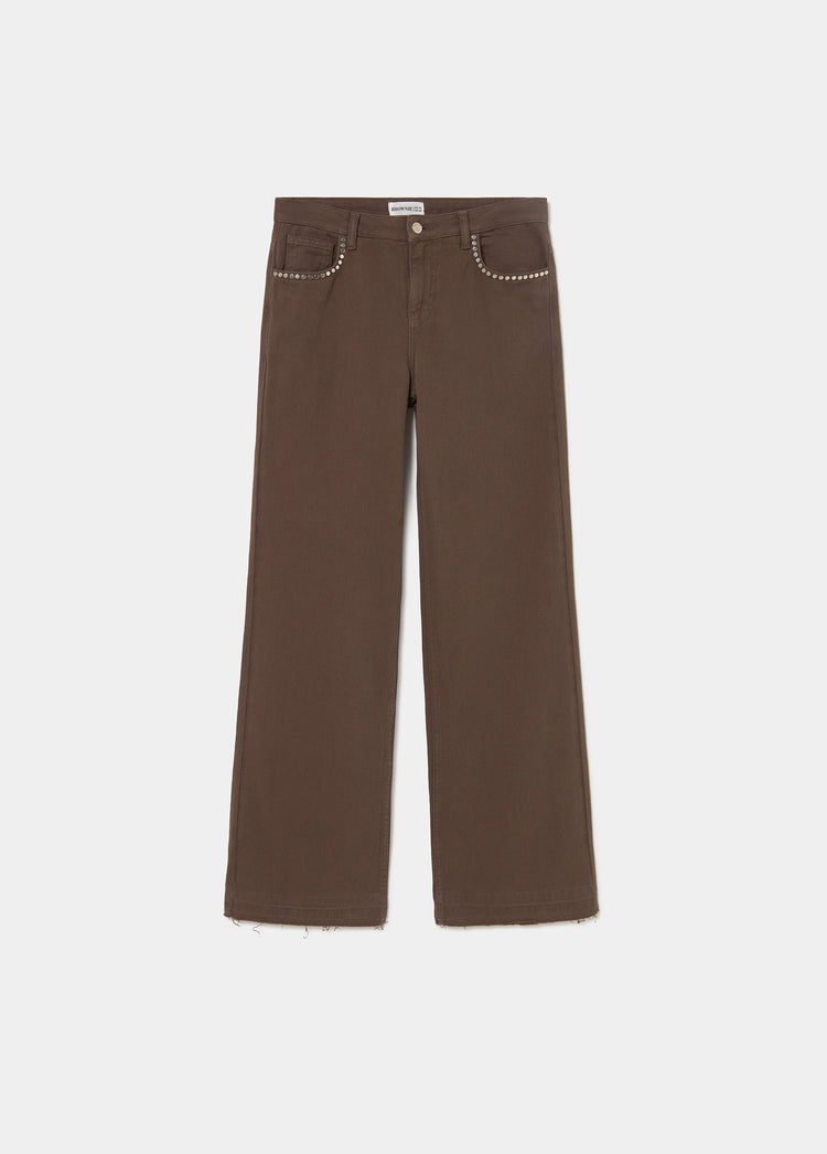Pantalón relaxed tachuelas y bajo desdoblado