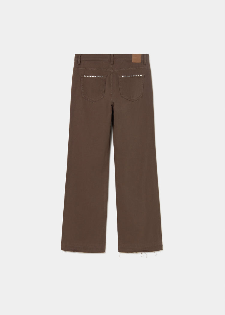 Pantalón relaxed tachuelas y bajo desdoblado