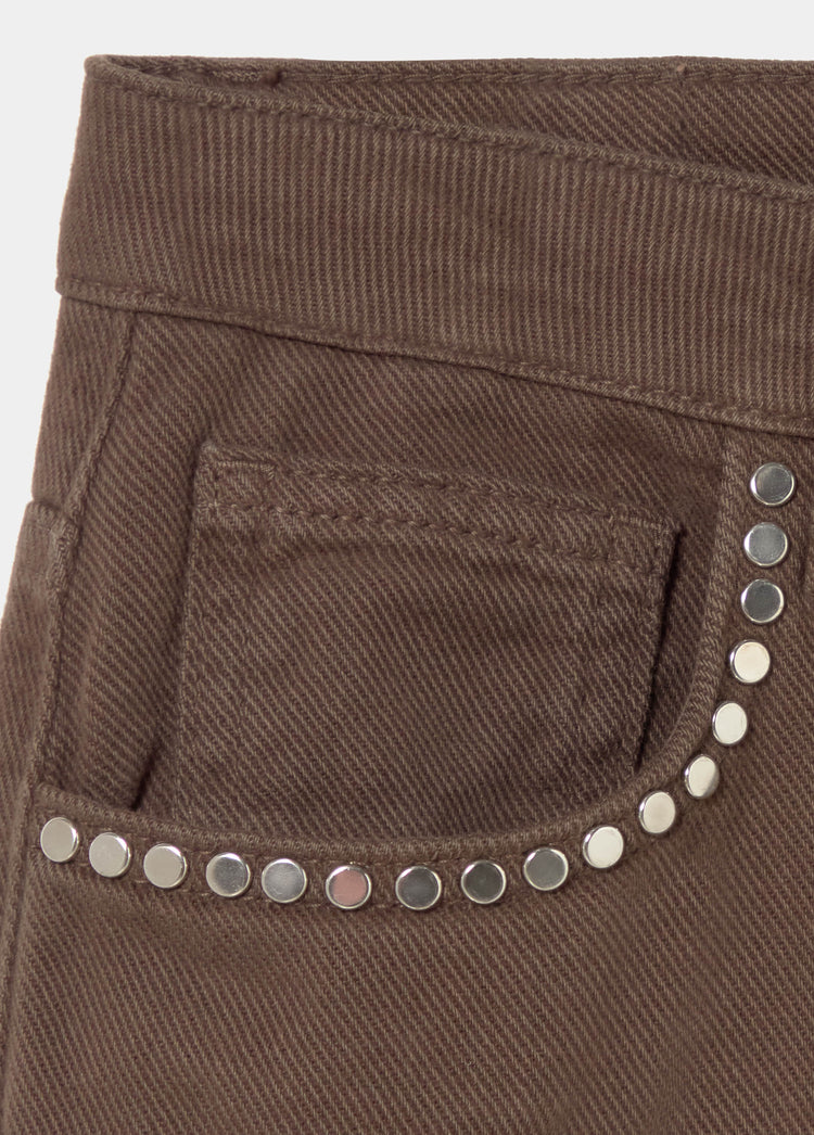 Pantalón relaxed tachuelas y bajo desdoblado