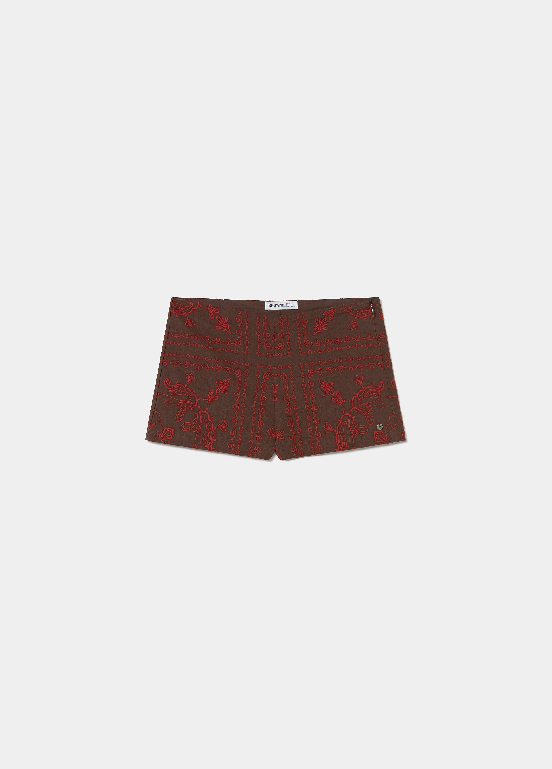 Short brodé contrastant