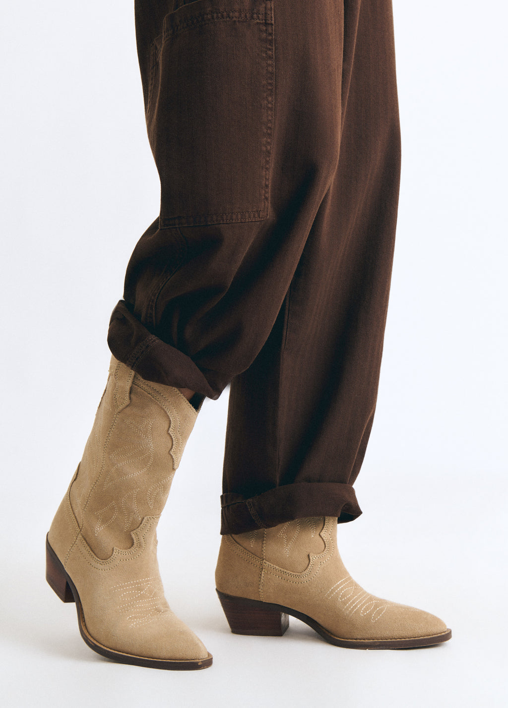 Leather cowboy boots with embroidery