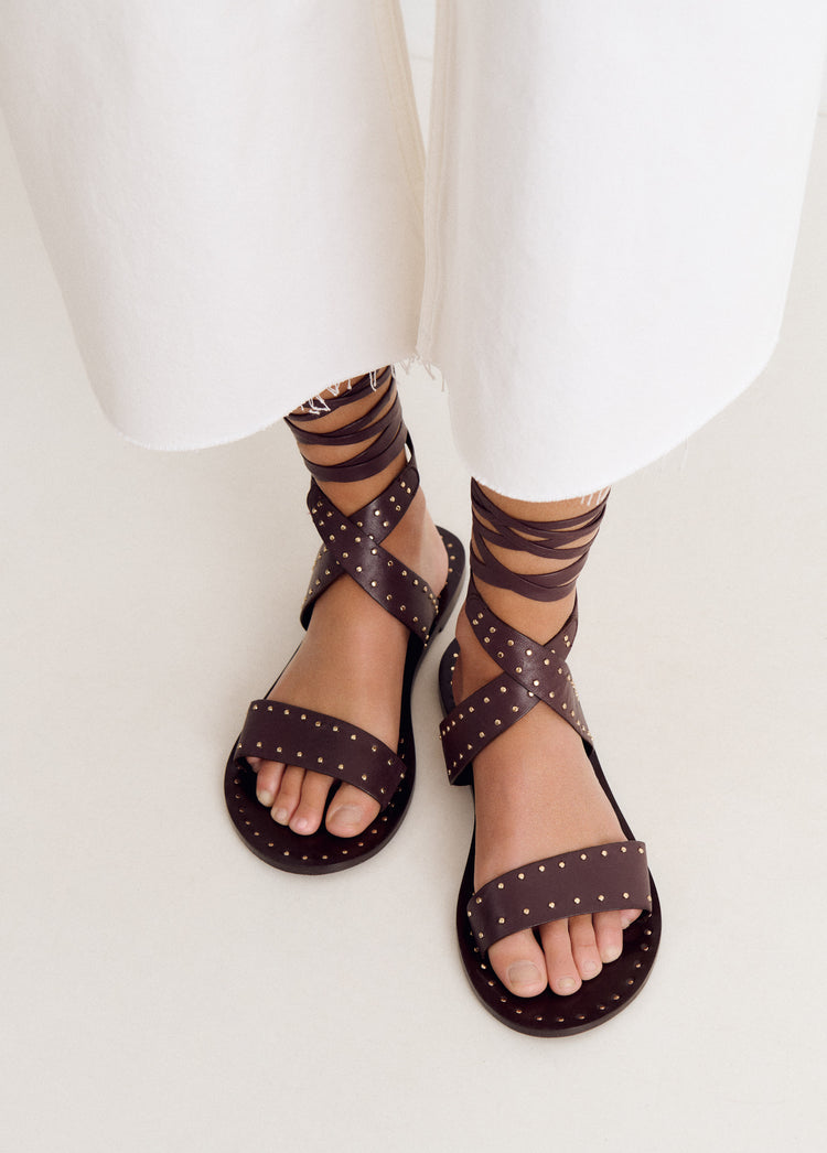 Sandalia plana atada tachitas