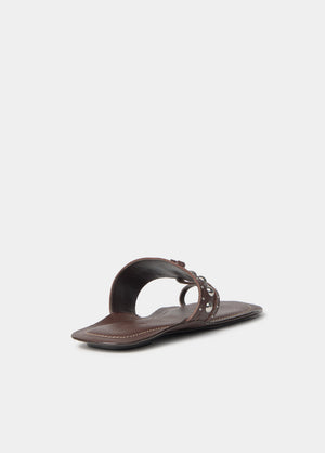 Sandalia plana tachas