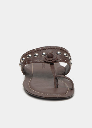 Sandalia plana tachas