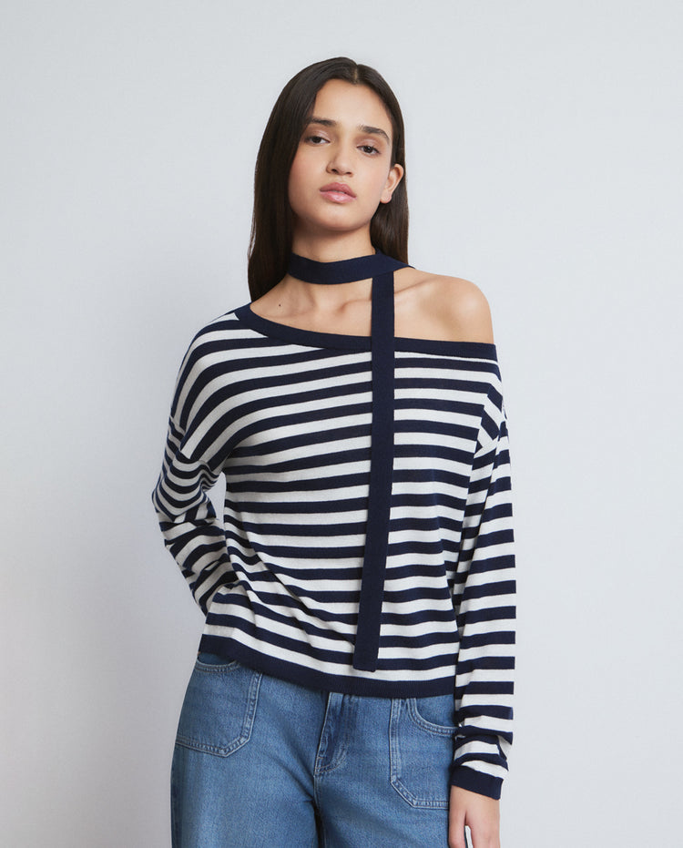 Asymmetrischer Pullover mit Streifen und Choker