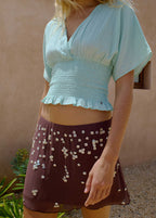Blusa smock de manga corta en color turquesa vista de cerca