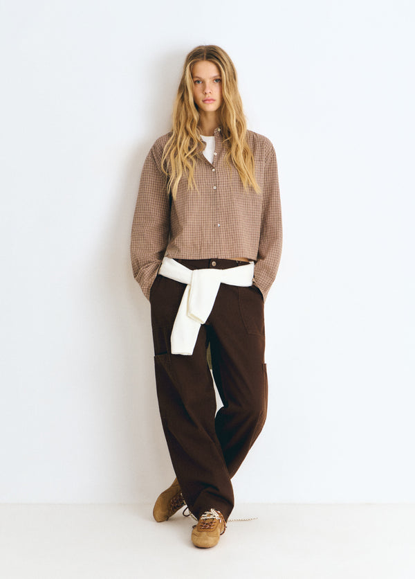 Blusa cropped de cuadros en tono crudo vista de frente