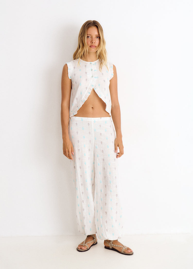 Baggy pants with embroidery