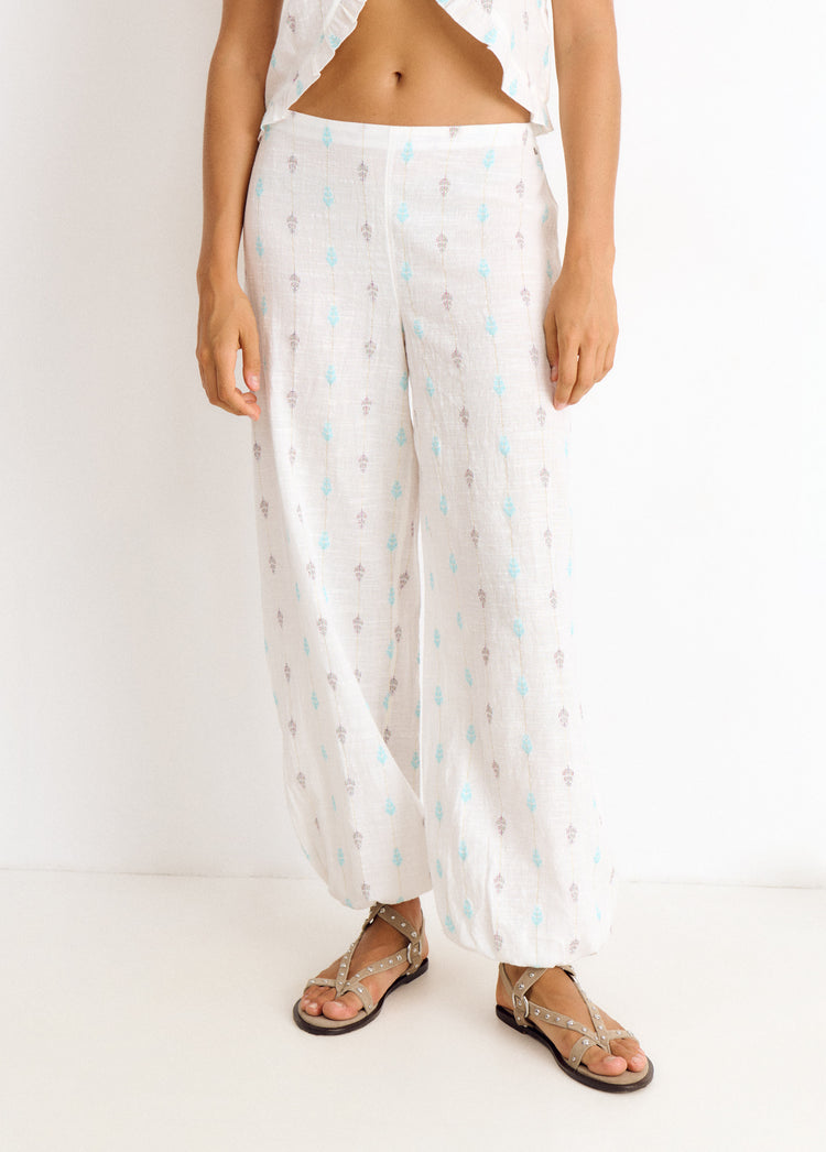 Baggy pants with embroidery