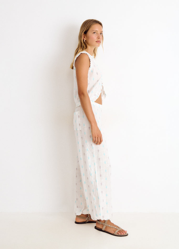 Baggy pants with embroidery