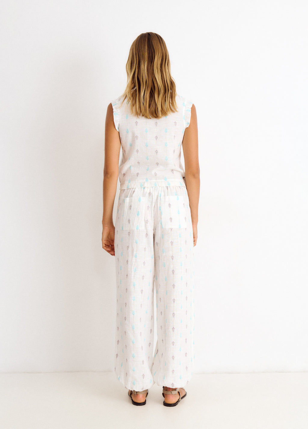 Baggy pants with embroidery