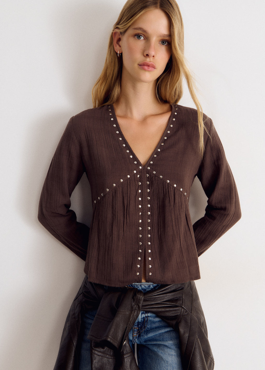 Blusa a maniche lunghe con scollo a V e borchie