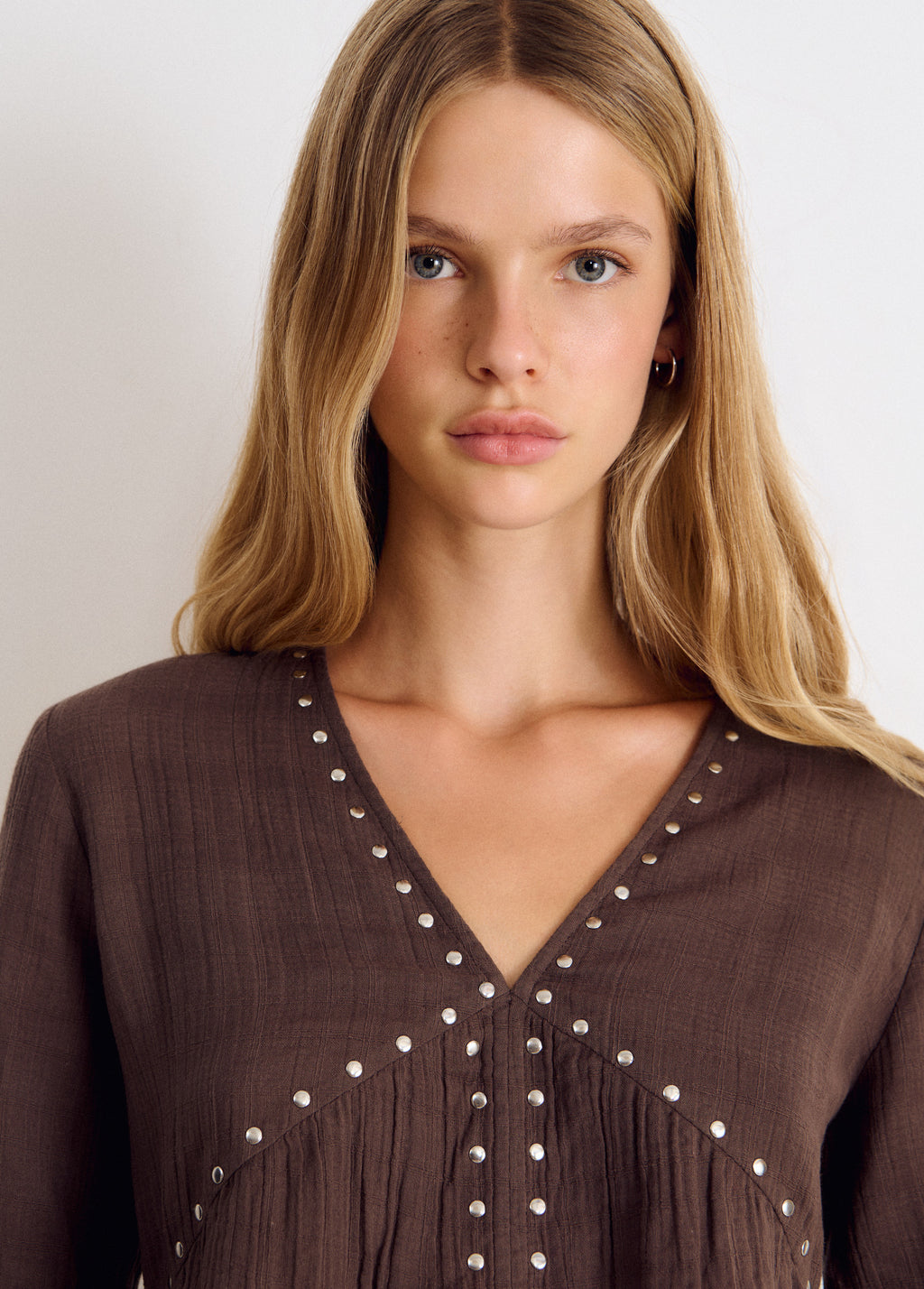 Blusa a maniche lunghe con scollo a V e borchie