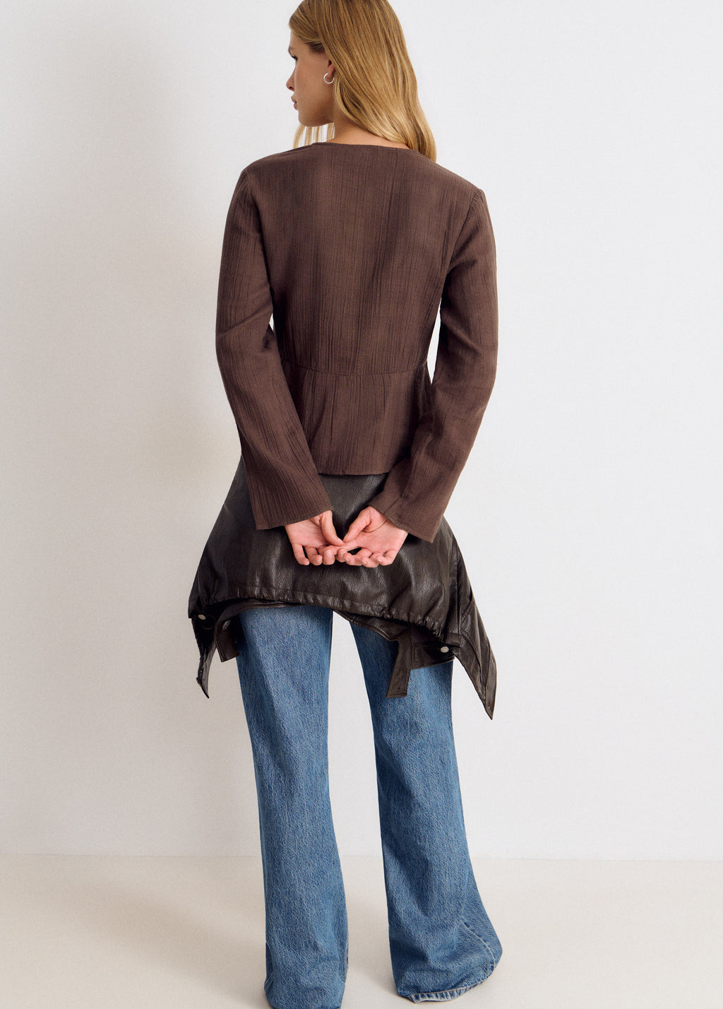 Blusa a maniche lunghe con scollo a V e borchie