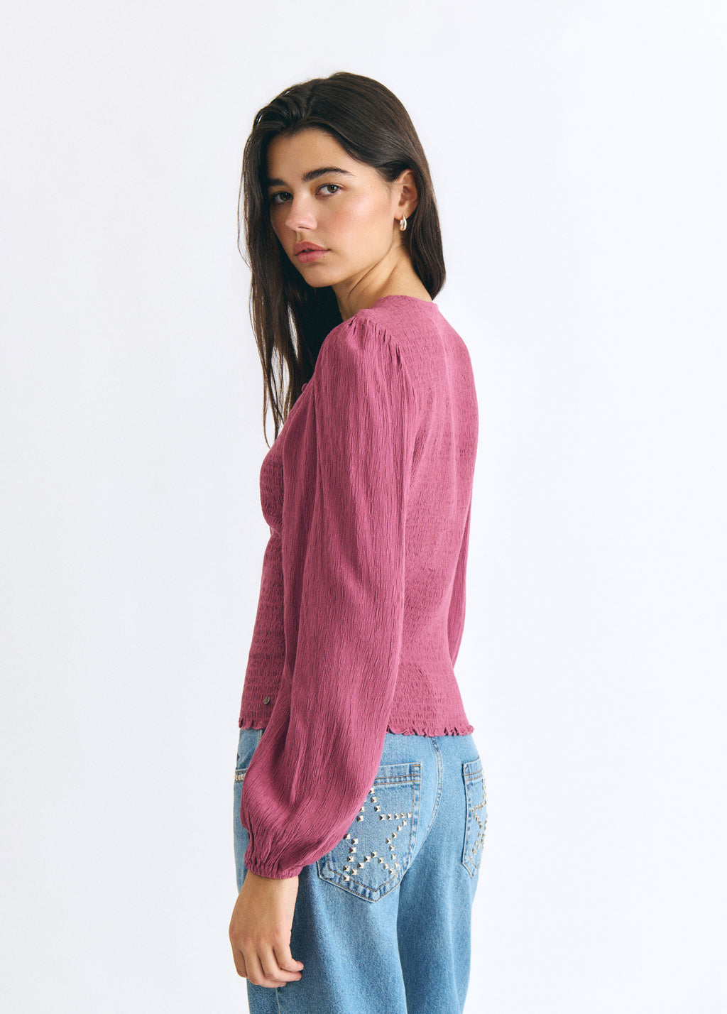 Blusa smock de manga larga en rosa vista lateral sobre modelo