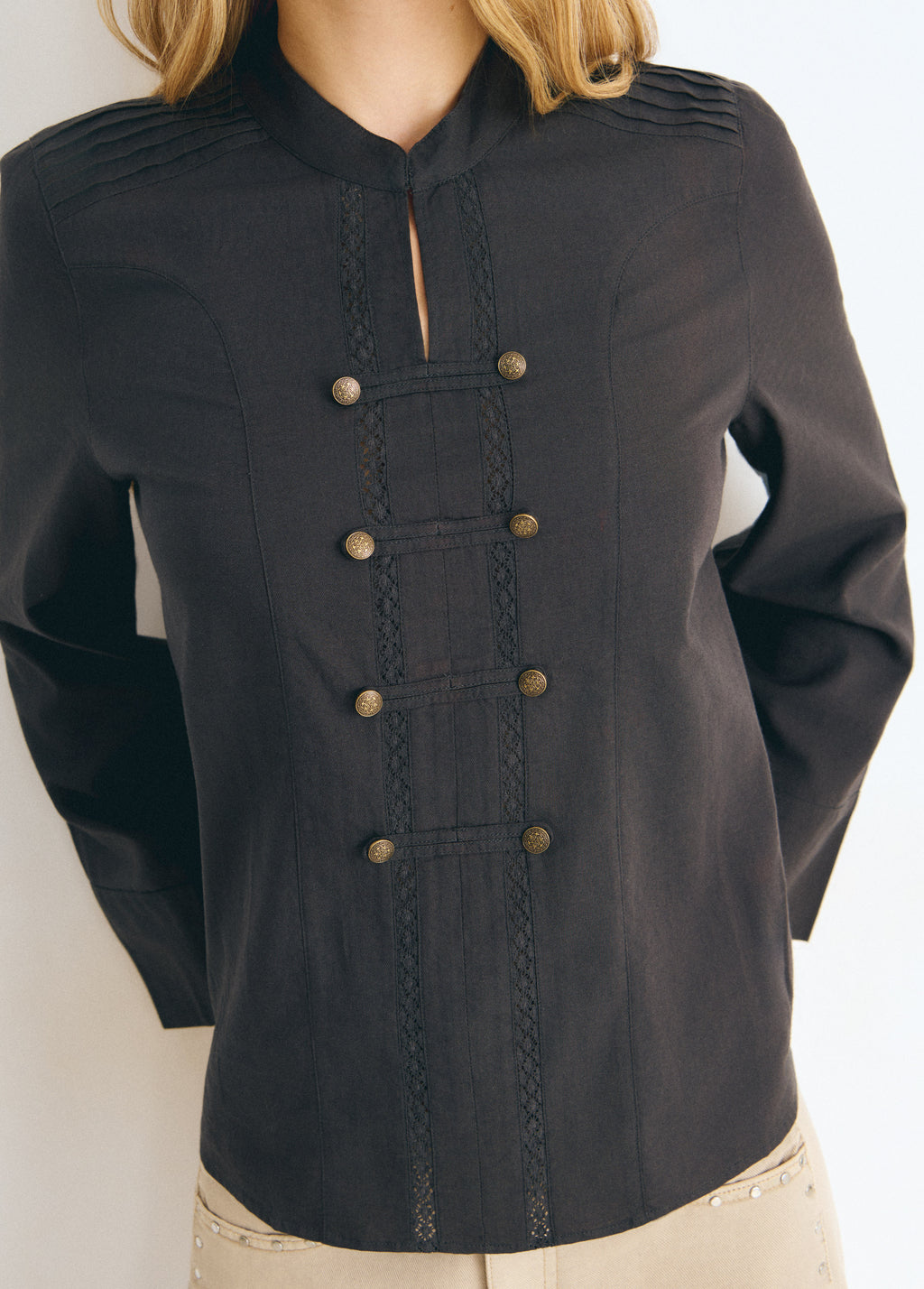 Blusa detalle botones tipo napoleon