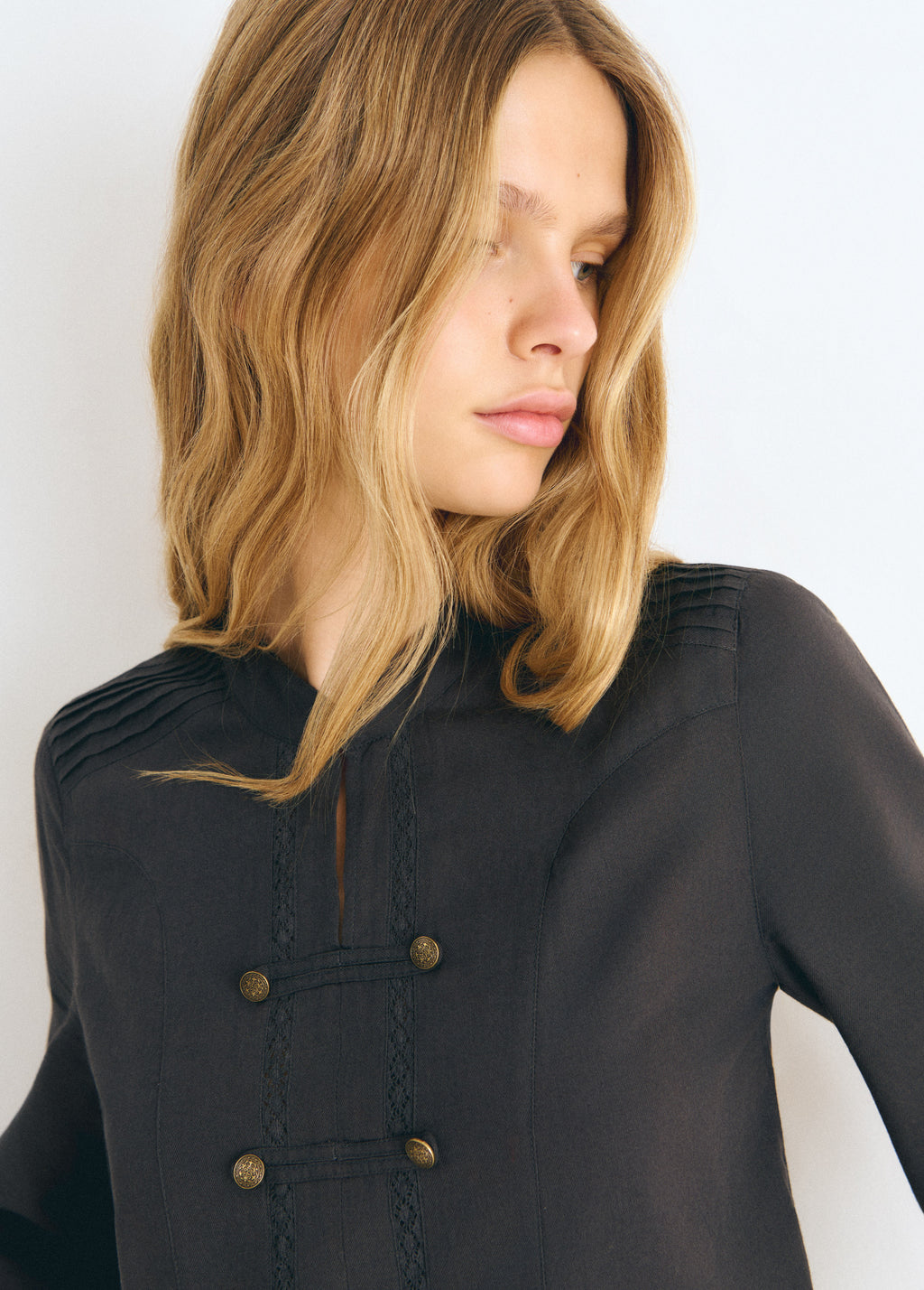 Blusa detalle botones tipo napoleon
