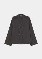 Blusa antracita de manga larga con cuello alto y botones tipo napoleón