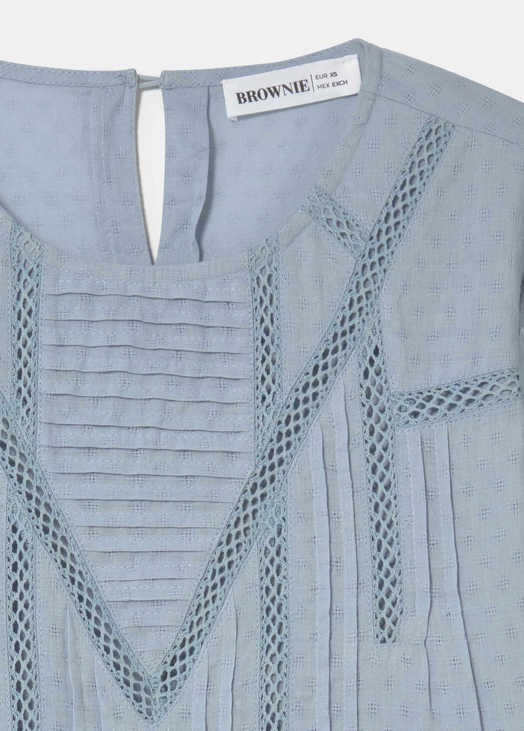 Blusa laces cuello cerrado