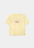 Camiseta amarilla de corte holgado con estampado de estrellas y letras en la espalda