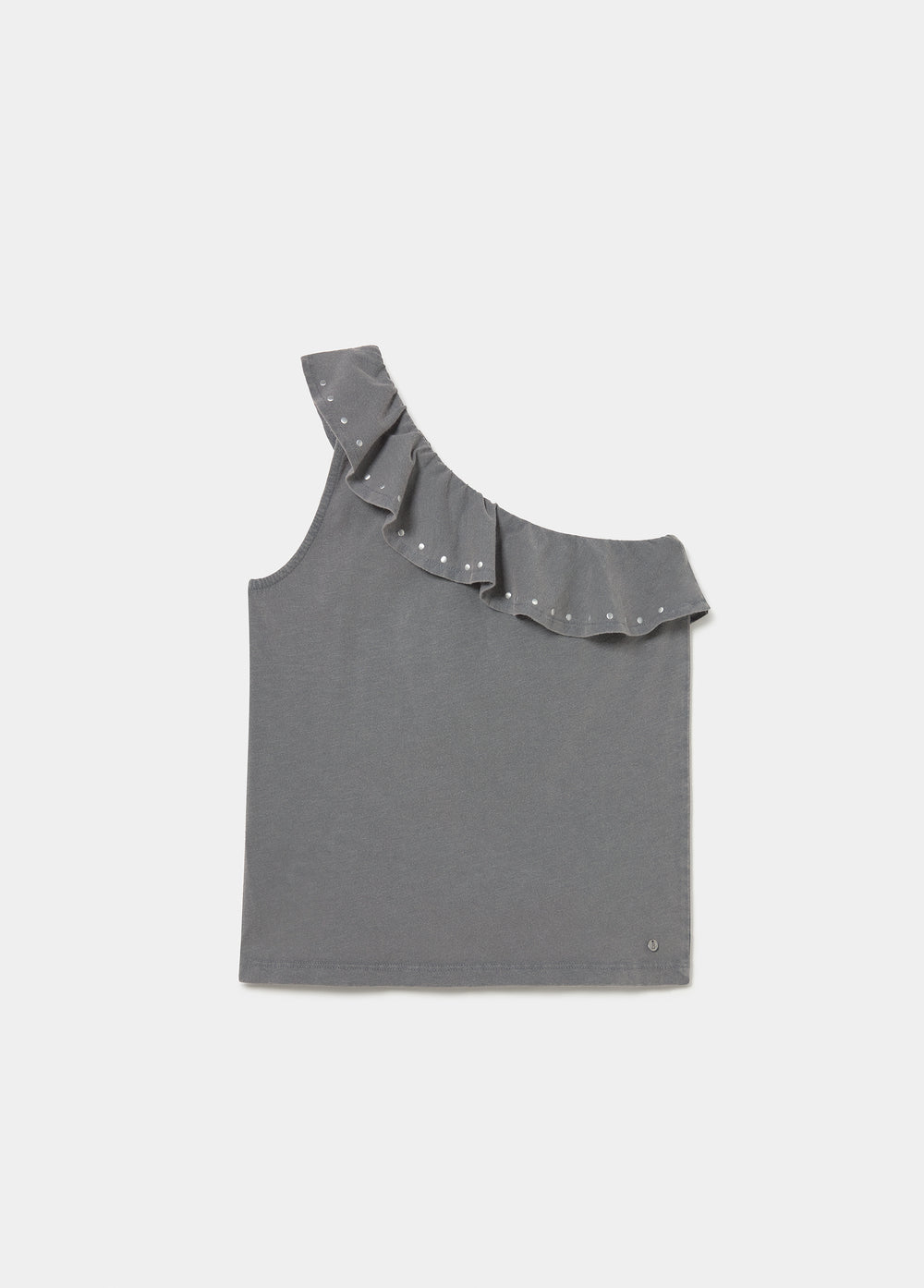 Camiseta asimétrica de color antracita con volantes y tachas luciendo el escote cruzado