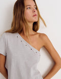 Camiseta asimetrica flor tacha