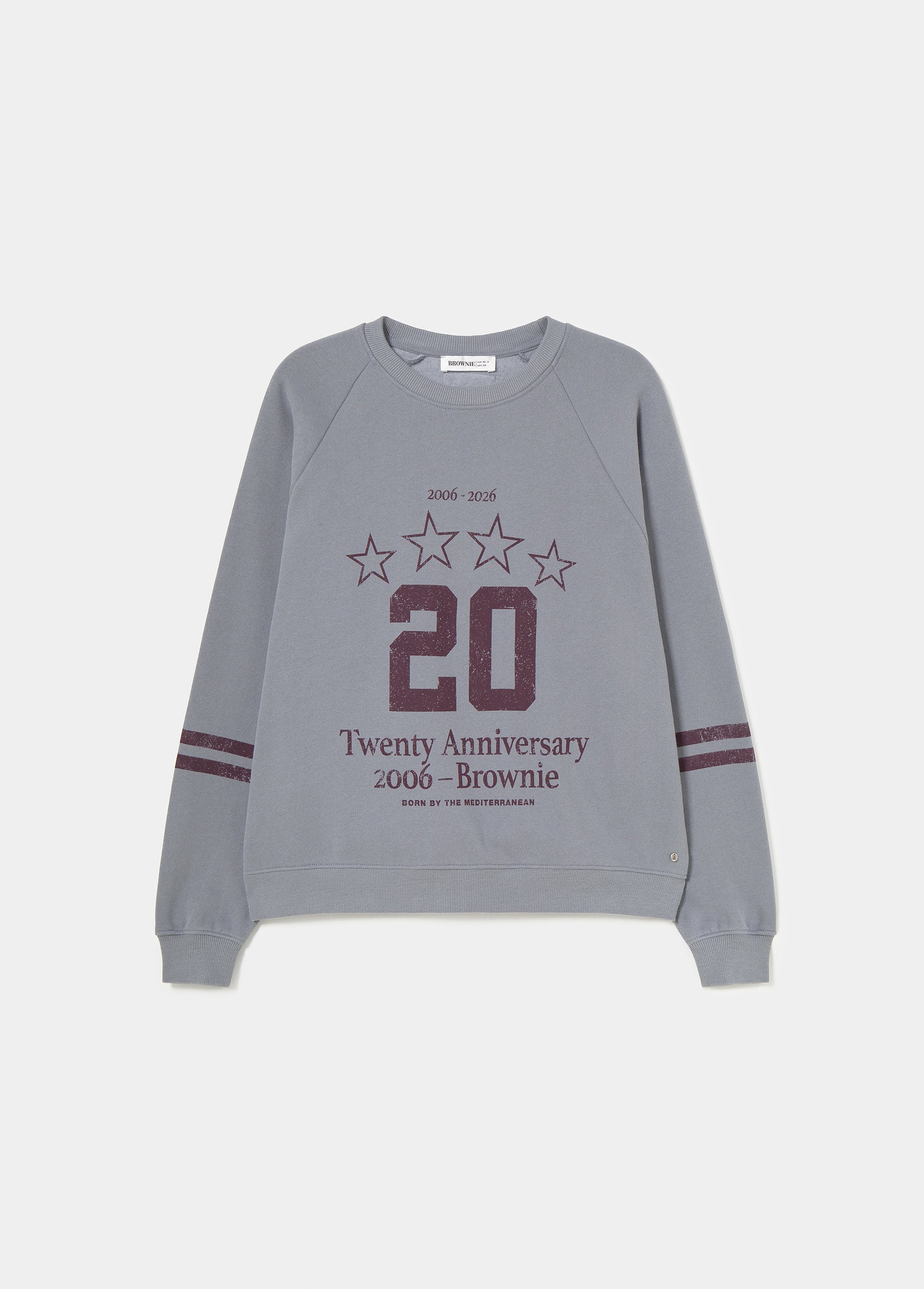 Sudadera antracita con estampado de aniversario sobre modelo