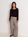 Karottenhose mit Karomuster und Tuch