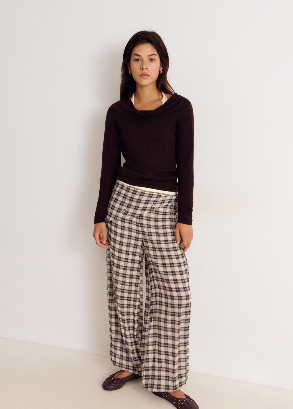 Pantalón bombacho gris de cuadros con pañuelo sobre modelo